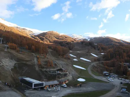 Studio 4 pers. aux Orres, départ skis aux pieds, vue pistes : photo 9