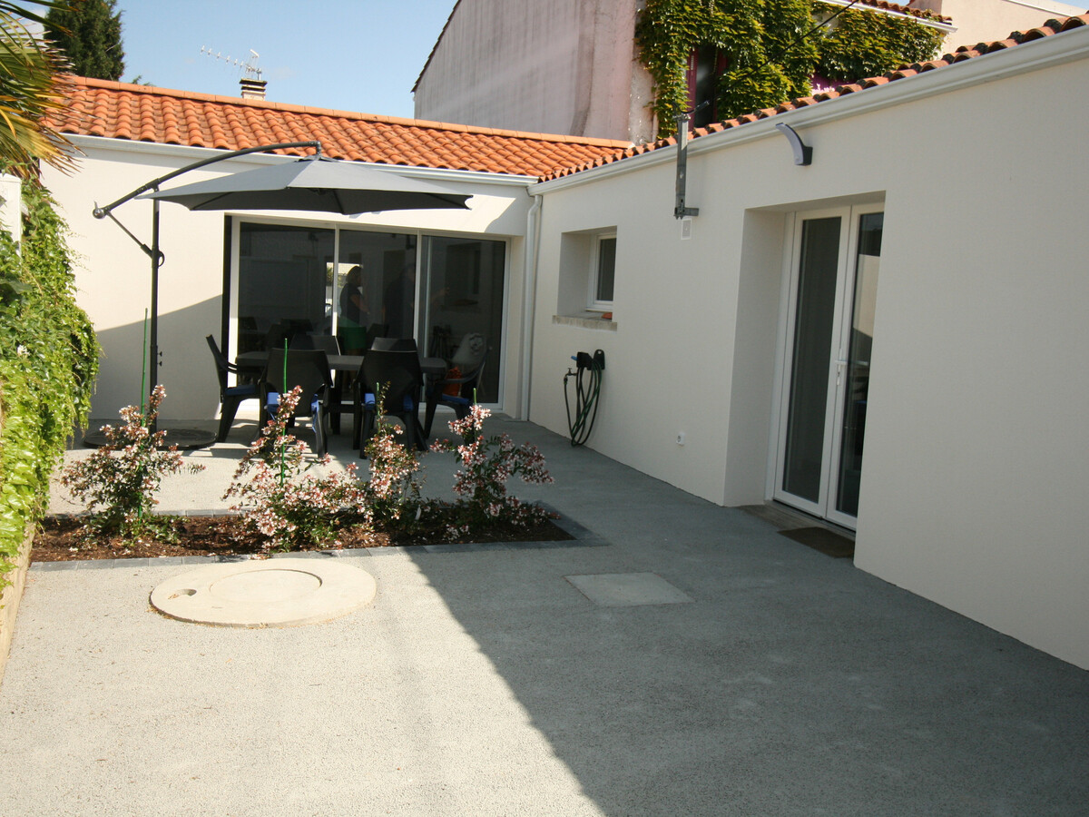 Maison rénovée 2 ch, 2 terrasses, 500 m plage - Photo 2