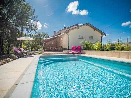 Location maison à Belaye, Jolie gite moderne avec jardin et piscine privée