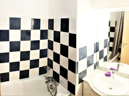 T3 40 m² balcon sud, piscine chauffée incluse : photo 8