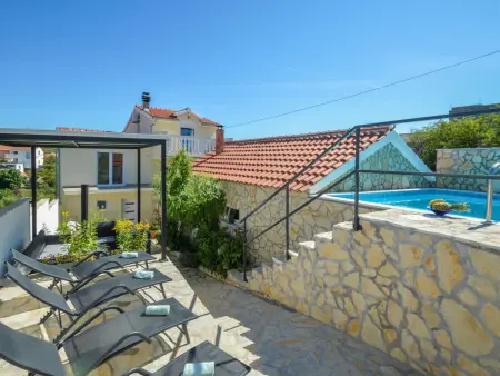 Maison Aurora à Skradin : piscine privée et 4 chambres