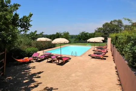 Gîte Biancospino : ferme avec piscine à Montalto di Castro