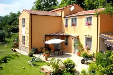 Location maison à Vezzi san Giorgio, Escapade en forêt avec piscine