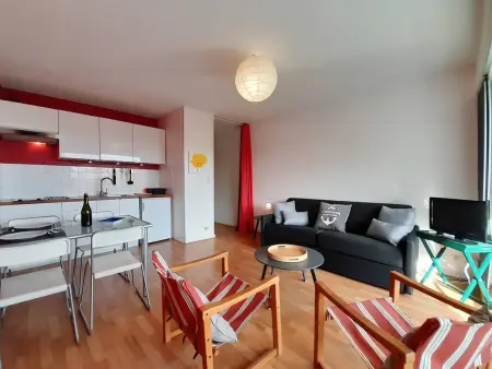 Studio 25m² balcon Sud, accès direct port : photo 7