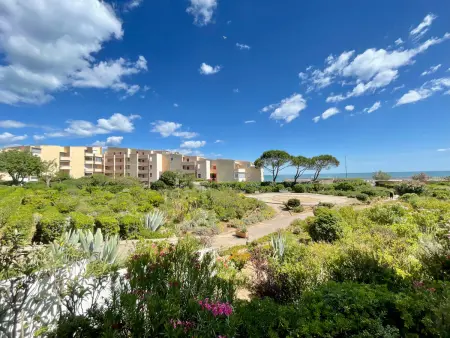 Location appartement à Sète, Studio cabine avec vue mer, 30m de la plage, parking. Wi-Fi et linge en option.