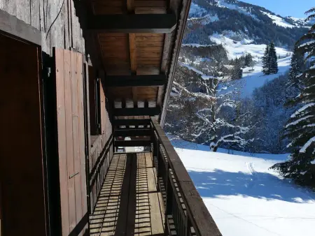 Location appartement à Notre Dame de Bellecombe, Appartement typique 75m², 2 chambres, balcon, face au télésiège, parking, proche front de neige.