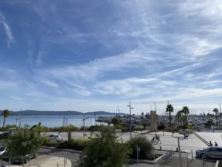 Location appartement à Cavalaire sur Mer, Appartement climatisé face mer, avec piscine et parking, Cavalaire-sur-Mer