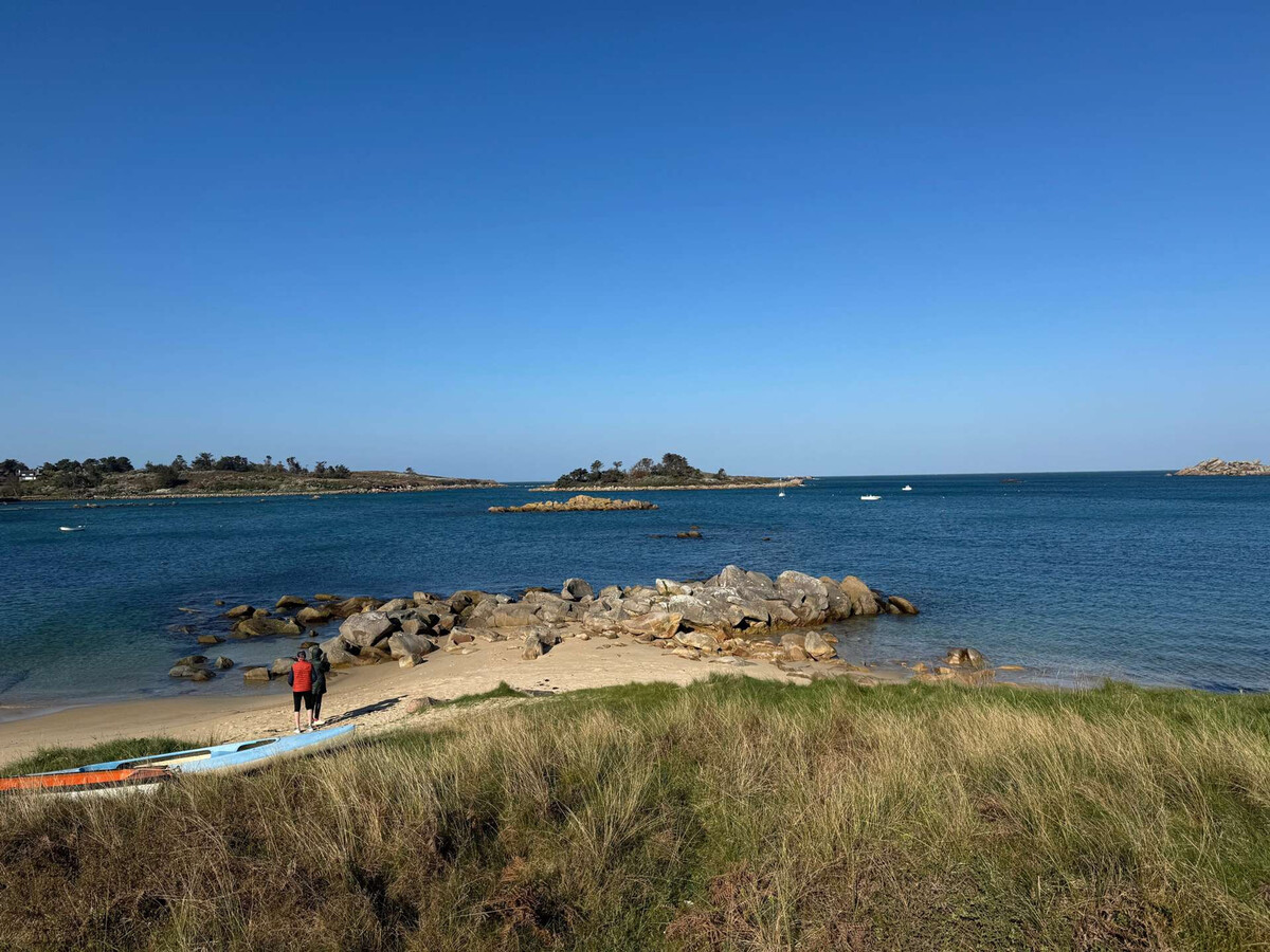 Villa lumineuse 4 étoiles, 50m de la plage, jardin clos, tranquillité à Trégastel - Photo 13