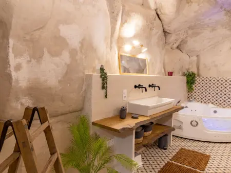 Gîte troglodyte avec jacuzzi et billard aux Ulmes : photo 4
