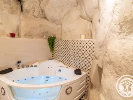 Gîte troglodyte avec jacuzzi et billard aux Ulmes : photo 16