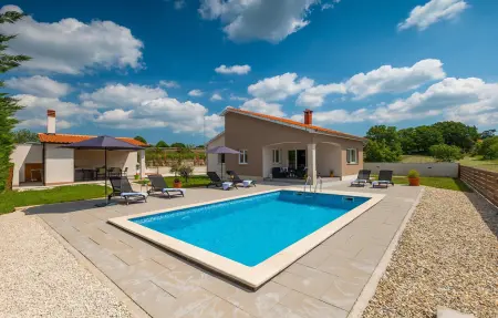 Location maison à Tinjan