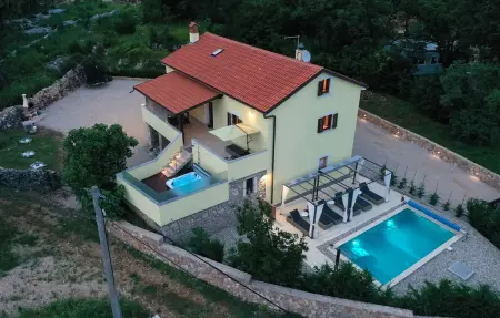 Location maison à Risika, Villa Holiday Home Tos