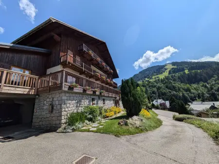 Location appartement à Arêches Beaufort, Charmant studio 19m², idéal 3 pers, avec terrasse et parking, proche commerces et navette ski