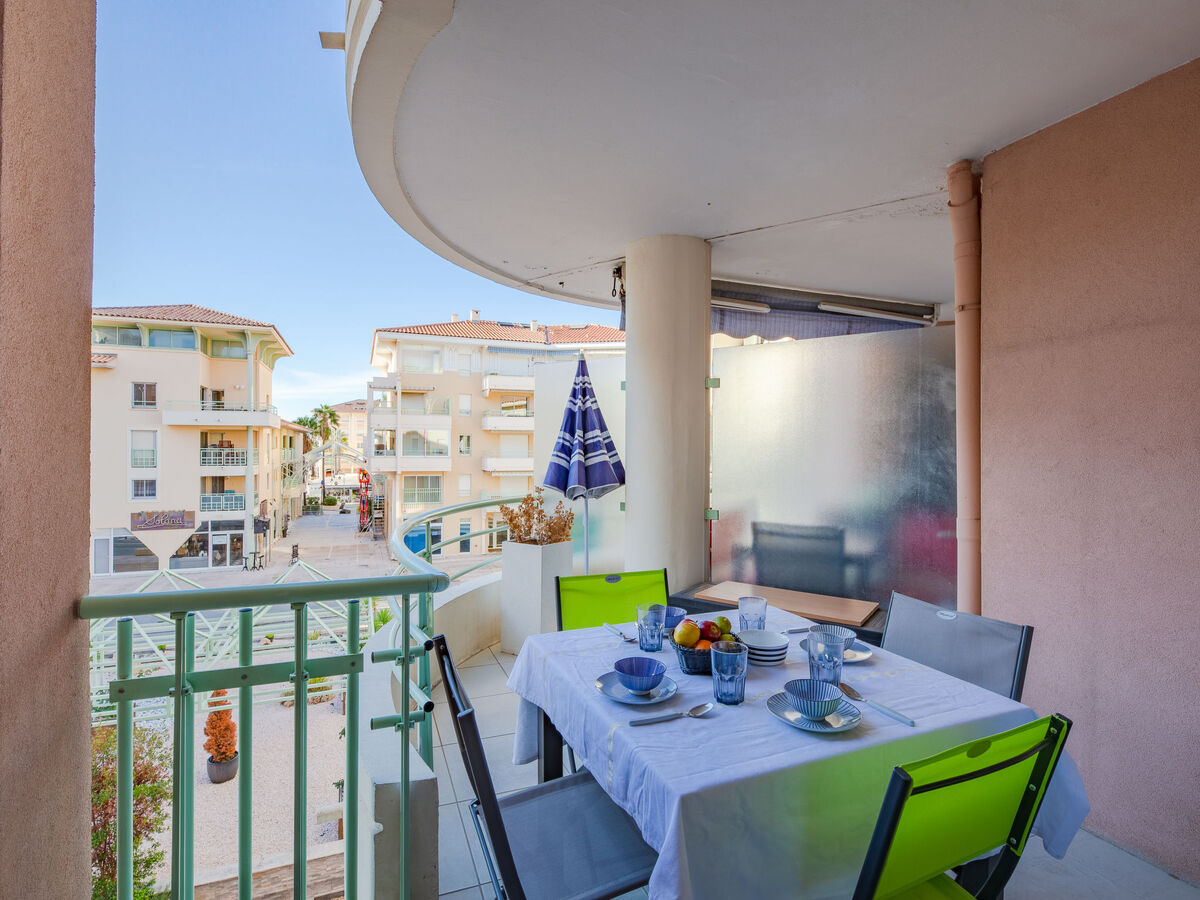 Appartement 2 pièces rénové 2023 à Fréjus, 150 m mer - Photo 2