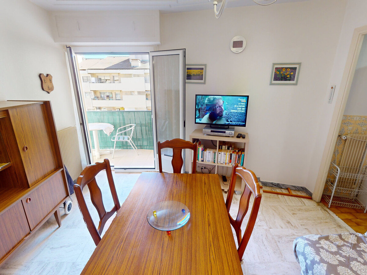 Appartement climatisé 42m² avec balcon, centre Menton - Photo 2