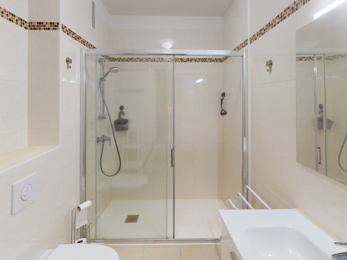 Appartement climatisé 42m² avec balcon, centre Menton - Photo 8