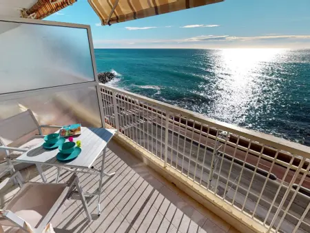 Location appartement à Menton, Studio climatisé avec terrasse face mer, Wifi inclus