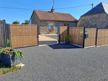 Location gite à Saint Mars d'Égrenne, Maison de charme en granit avec jardin clos, tout inclus, près de Domfront