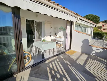 Maison mitoyenne T3 avec piscine, clim, parking, animaux acceptés - Photo 2