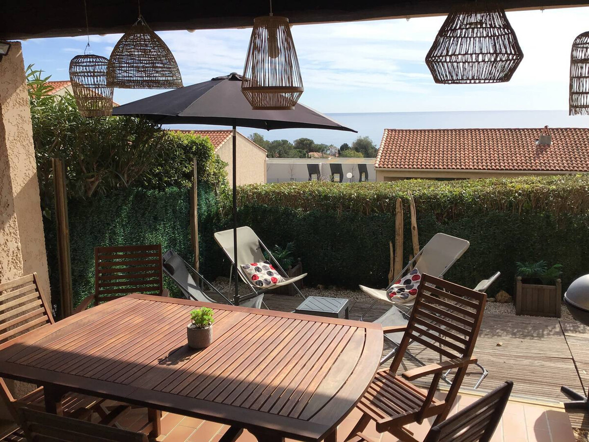 T2 aux Issambres : terrasse vue mer, piscine et parking - Photo 1