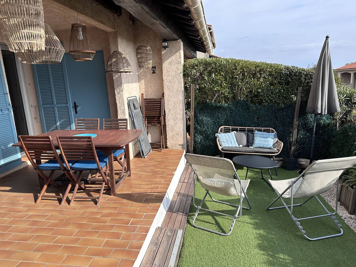 T2 aux Issambres : terrasse vue mer, piscine et parking - Photo 2