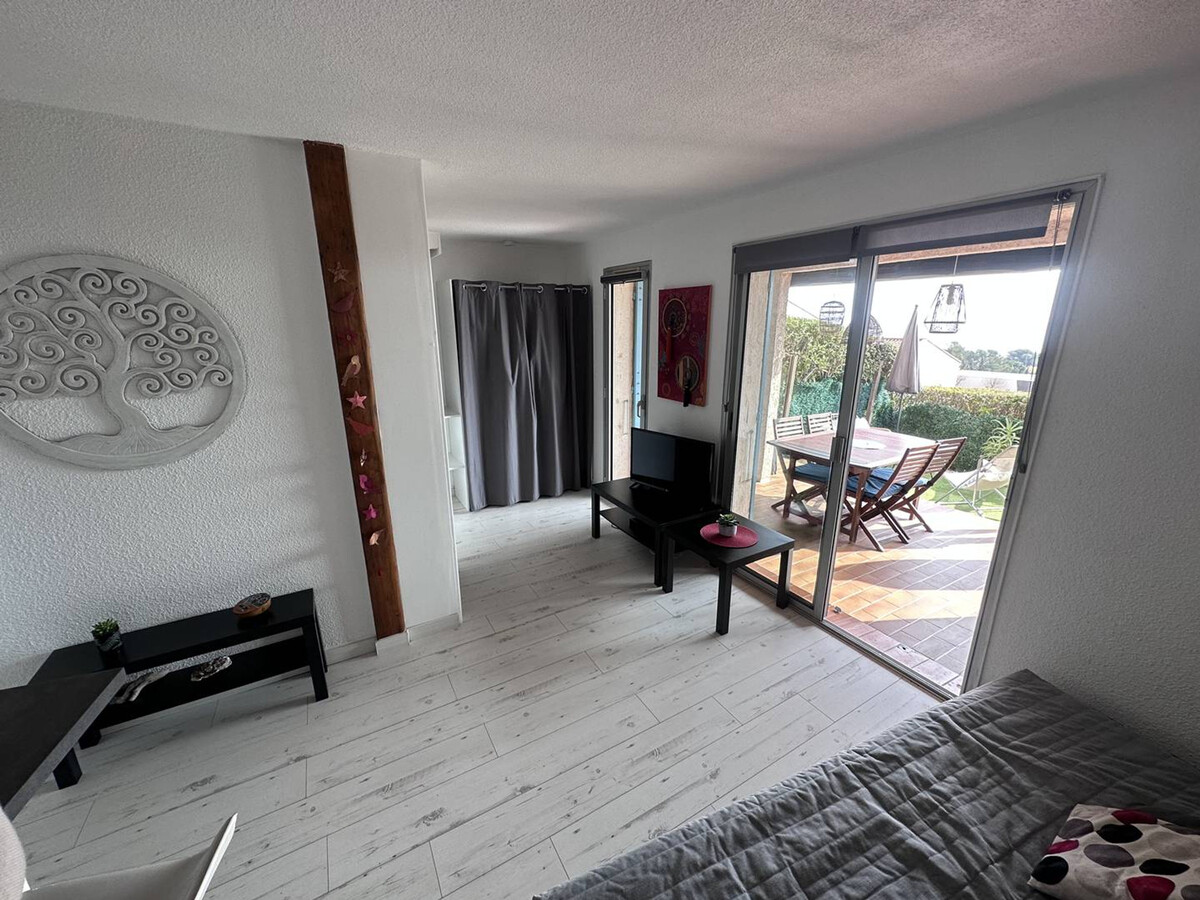 T2 aux Issambres : terrasse vue mer, piscine et parking - Photo 5