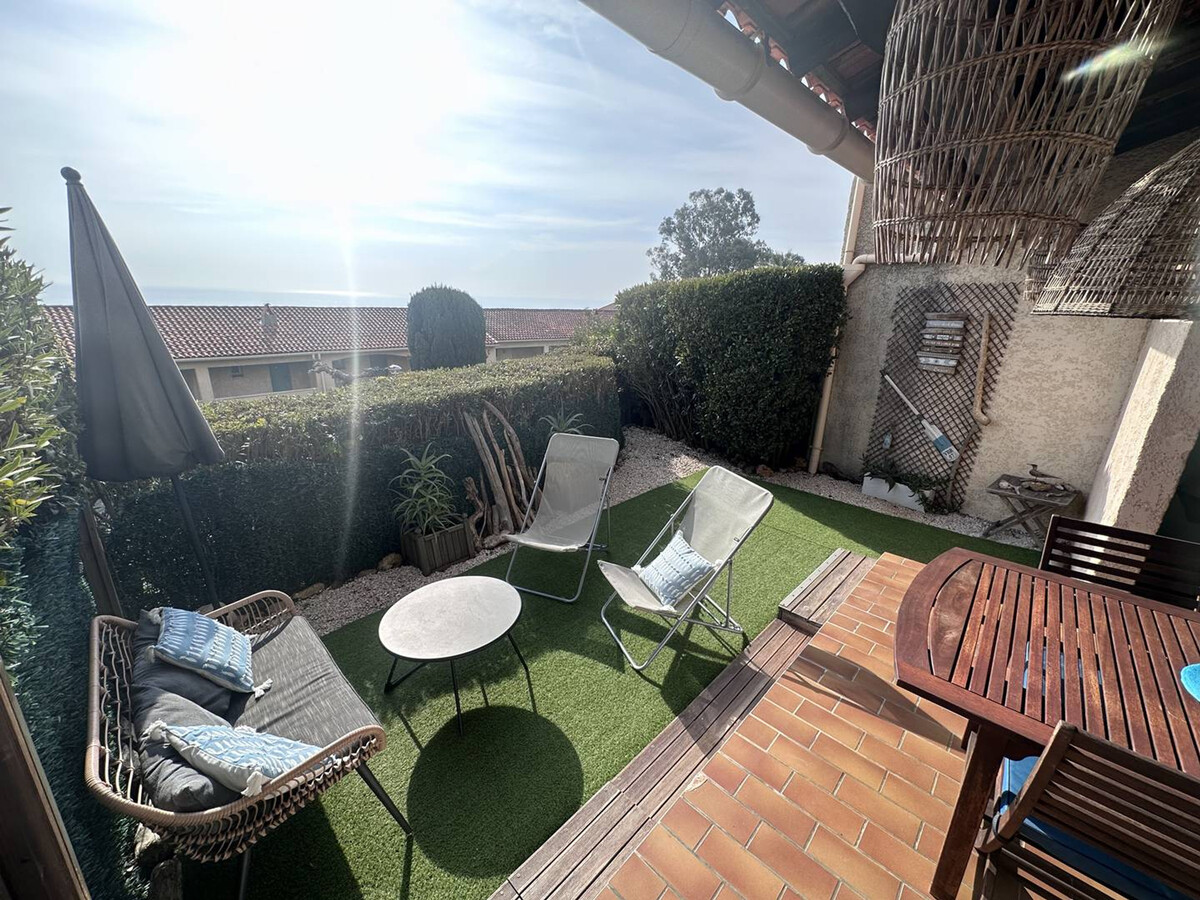 T2 aux Issambres : terrasse vue mer, piscine et parking - Photo 9