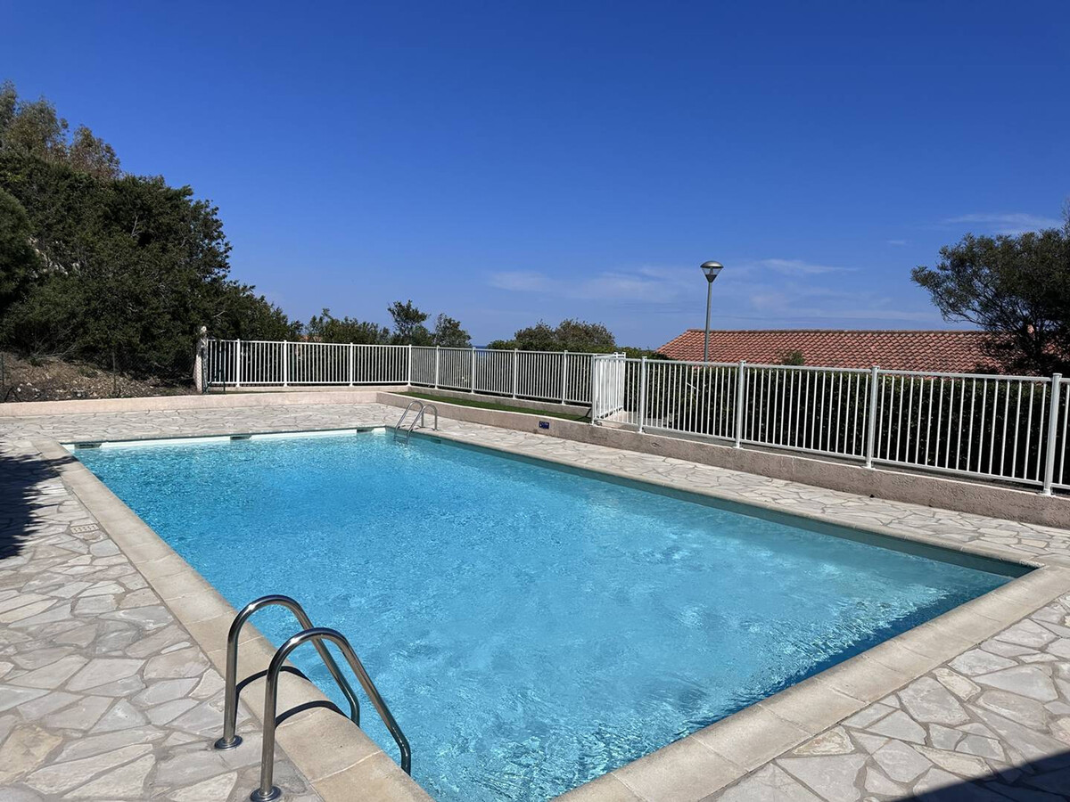 T2 aux Issambres : terrasse vue mer, piscine et parking - Photo 10