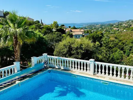 Location villa à Les Issambres, Villa moderne 6 CH pour 12 avec piscine privée, clim et parking aux Issambres
