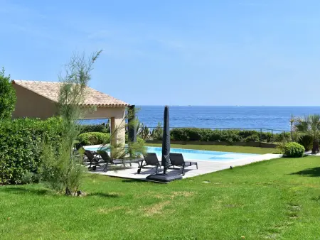 Location villa à Les Issambres, Villa pieds dans leau pour 10 personnes avec piscine, clim et Wi-Fi