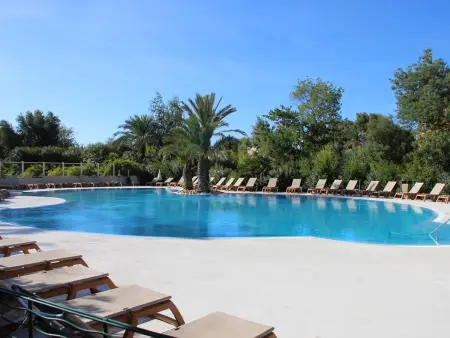 Location appartement à Les Issambres, Charmant T2 climatisé avec terrasse et piscine, proche plages et commerces