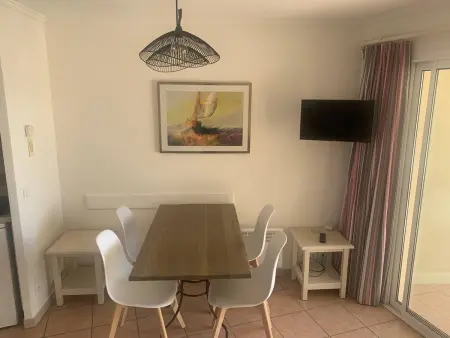 Charmant T2 climatisé avec terrasse et piscine, proche plages et commerces : photo 2