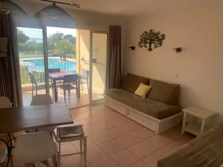 Charmant T2 climatisé avec terrasse et piscine, proche plages et commerces : photo 5