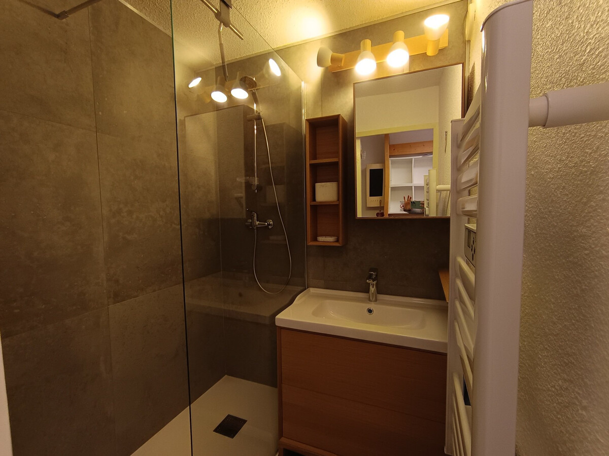 Appartement rénové plein sud aux pieds des pistes - Photo 10