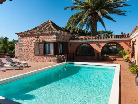Grand chalet rustique 480 m² à Bandama pour 10 personnes