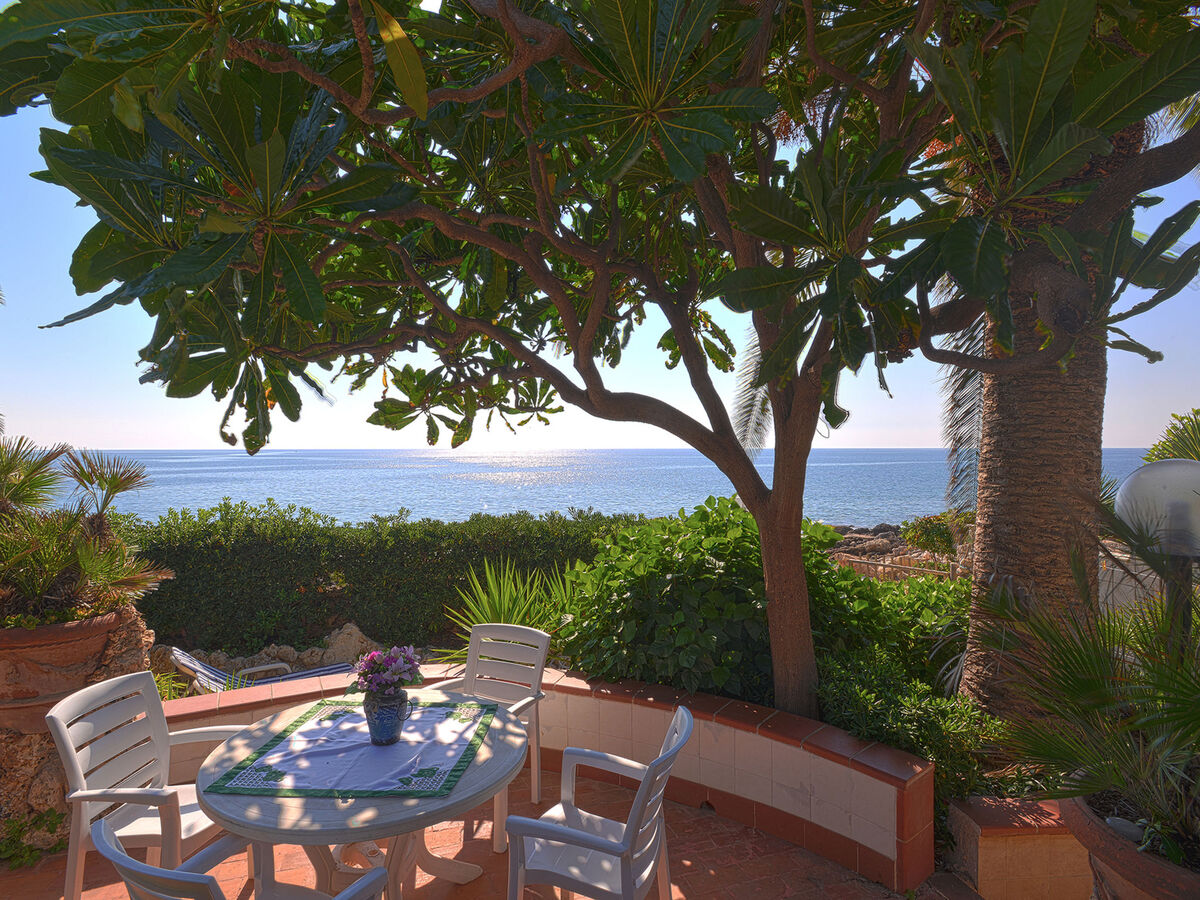 Villa Tanah-Lot, 15 m de la mer à Fontane Bianche - Photo 1
