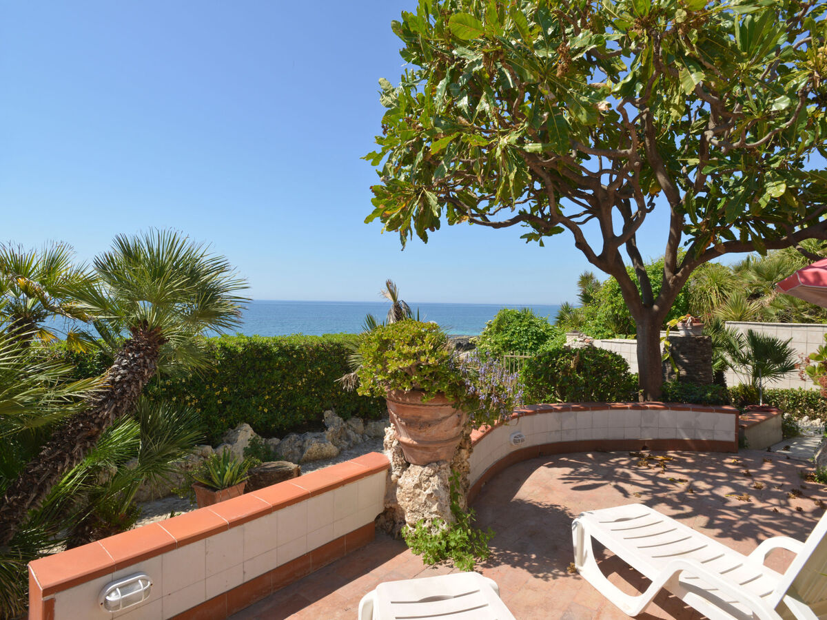 Villa Tanah-Lot, 15 m de la mer à Fontane Bianche - Photo 5