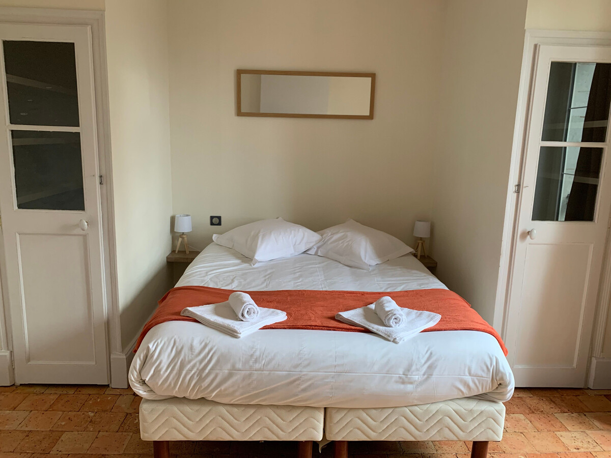 Gîte 5 chambres Juigné-sur-Sarthe, 12 personnes, vue Abbaye - Photo 10