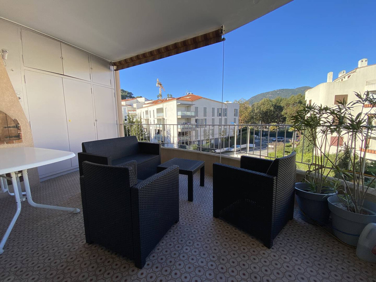 T3 climatisé centre-ville Cavalaire, terrasse et parking - Photo 2