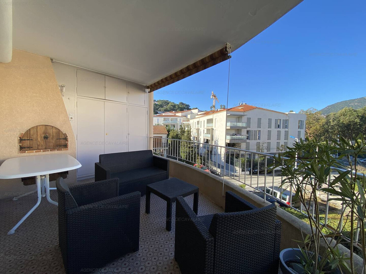 T3 climatisé centre-ville Cavalaire, terrasse et parking - Photo 3