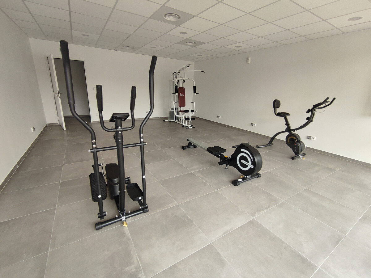 Appartement 2 pièces climatisé, piscine et salle de sport - Photo 13