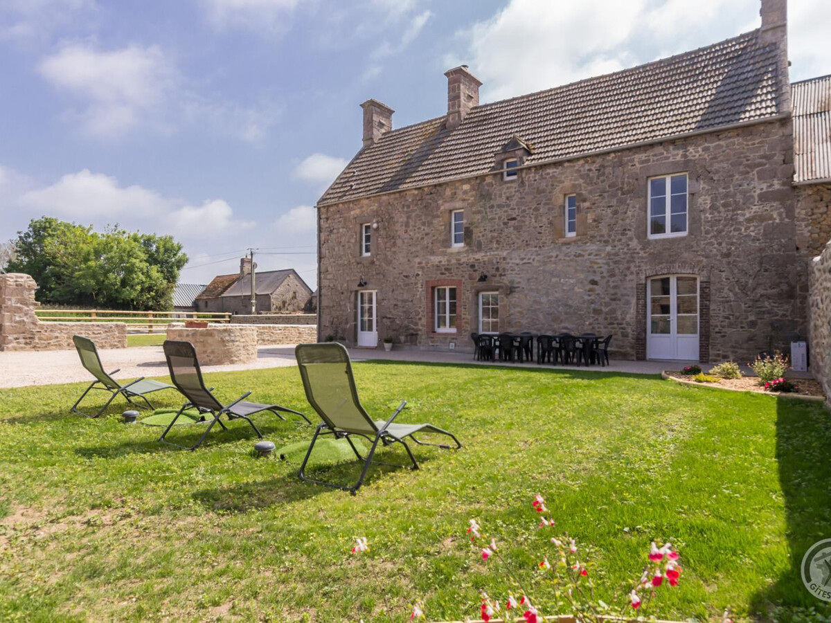 Gîte 10 pers. à Anneville-en-Saire : jardin clos et jeux - Photo 1