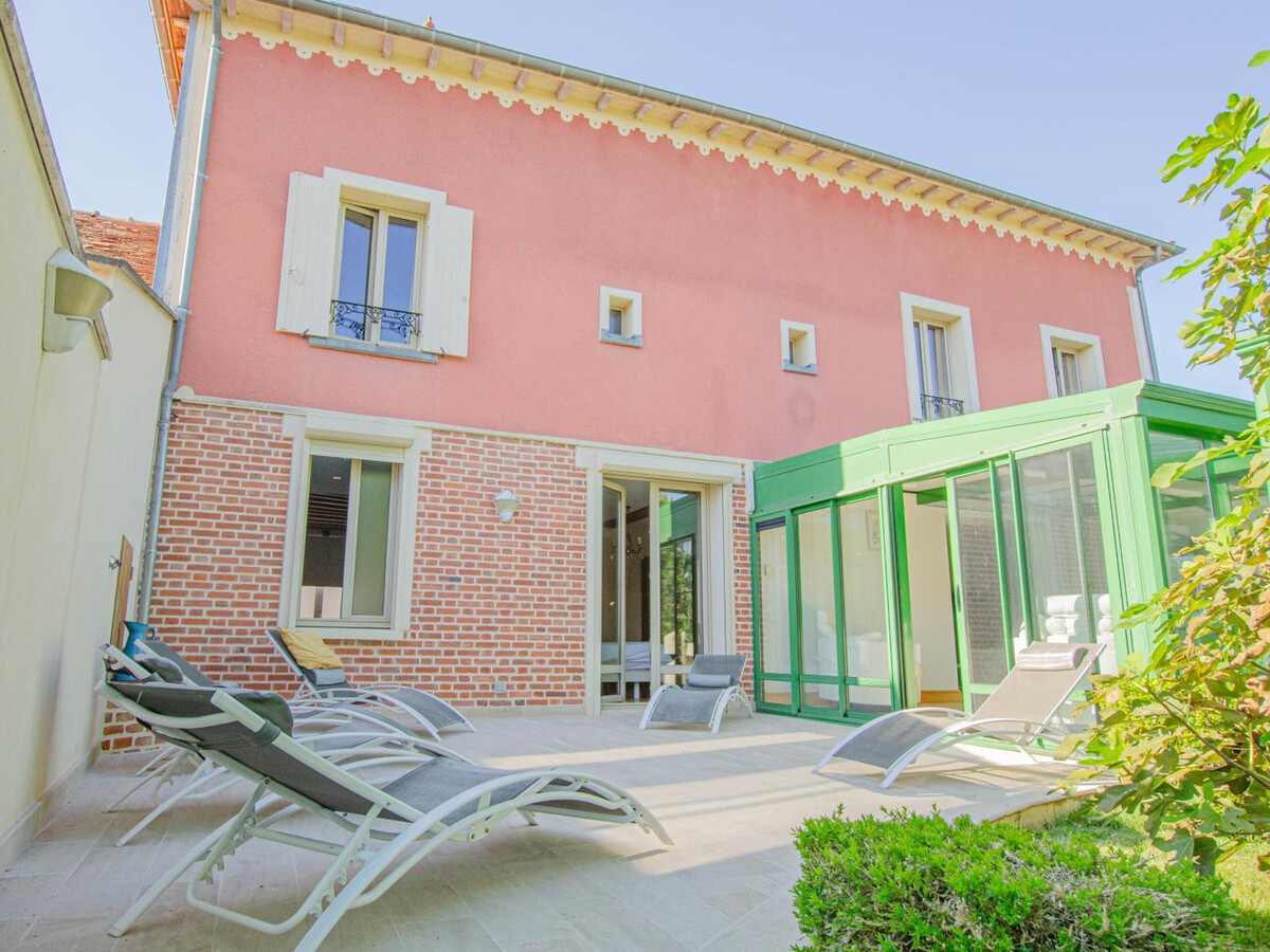 Maison familiale au bord du lac avec piscine, véranda climatisée et jardin fleuri - Photo 1