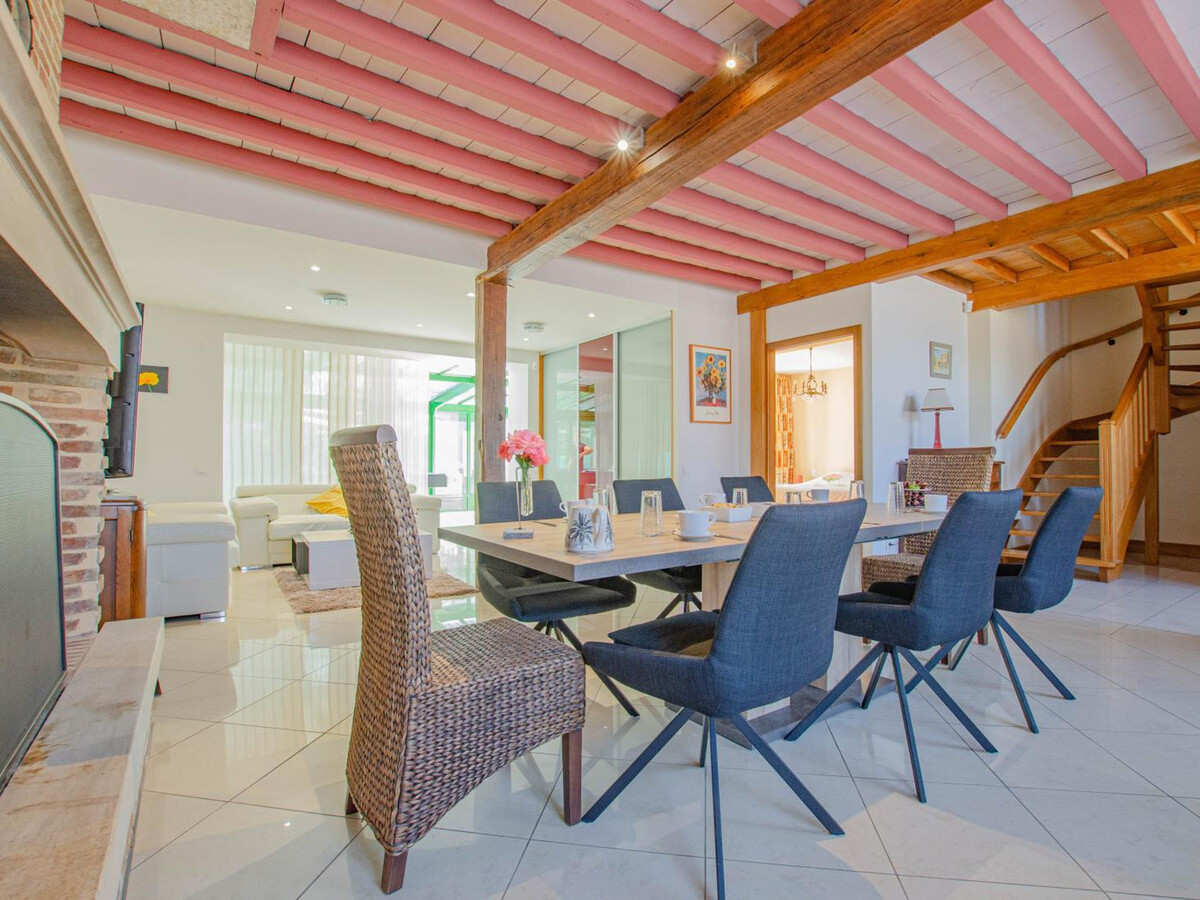 Maison familiale au bord du lac avec piscine, véranda climatisée et jardin fleuri - Photo 3