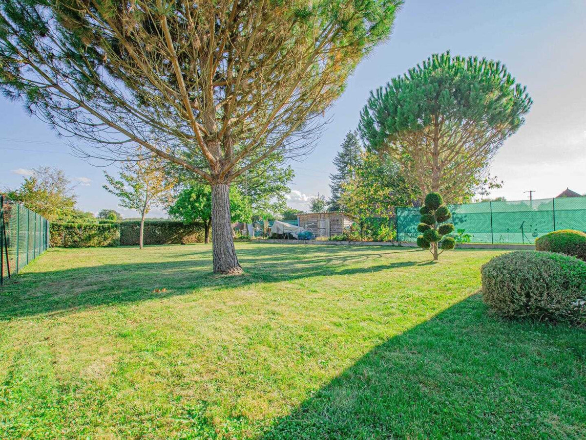 Maison familiale au bord du lac avec piscine, véranda climatisée et jardin fleuri - Photo 4