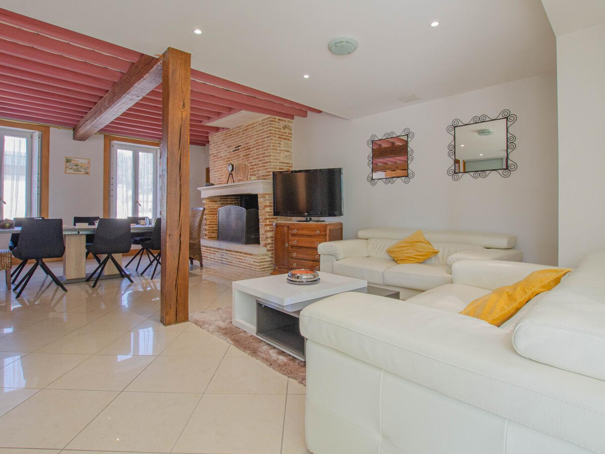 Maison familiale au bord du lac avec piscine, véranda climatisée et jardin fleuri - Photo 5