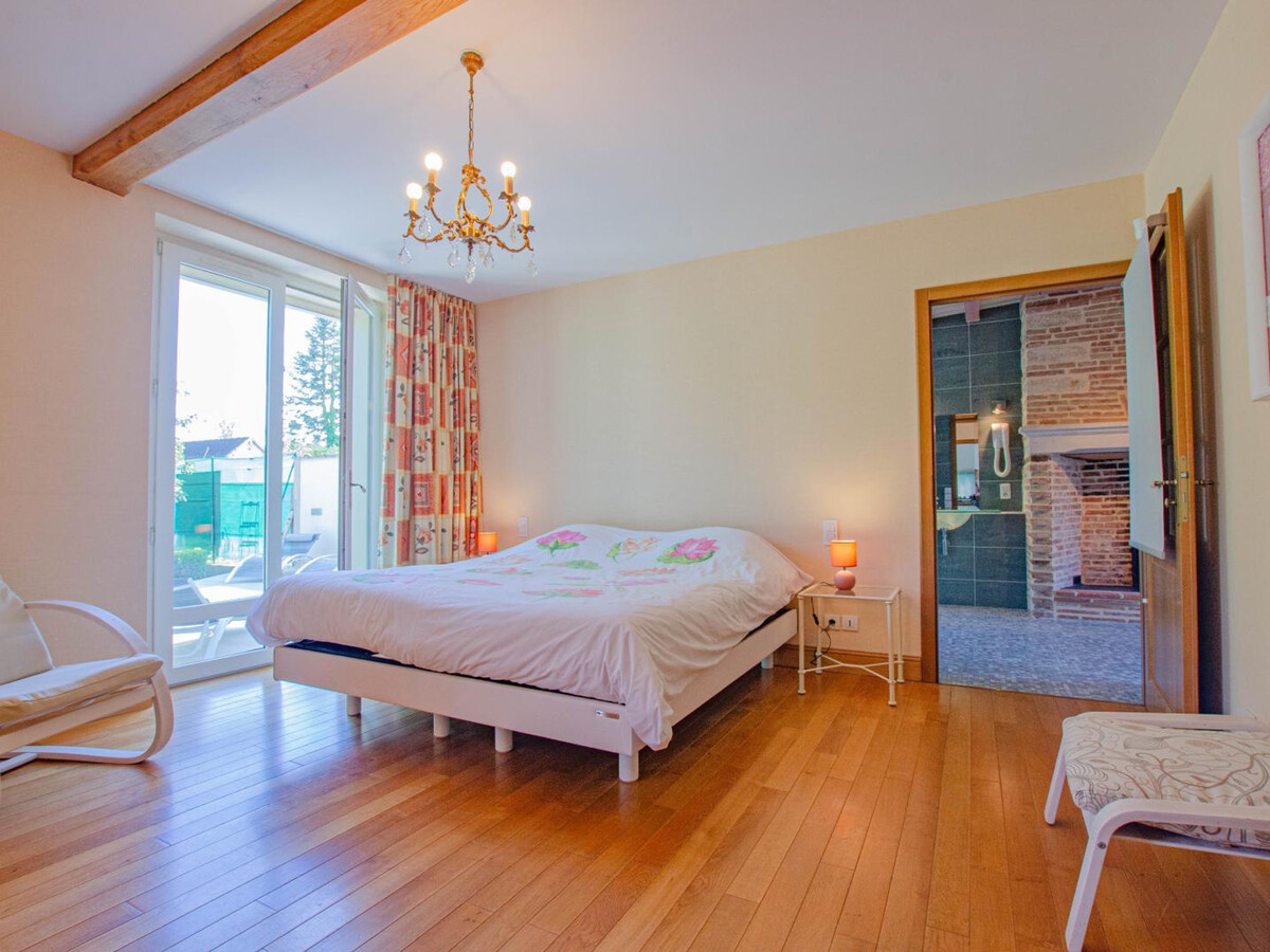 Maison familiale au bord du lac avec piscine, véranda climatisée et jardin fleuri - Photo 10