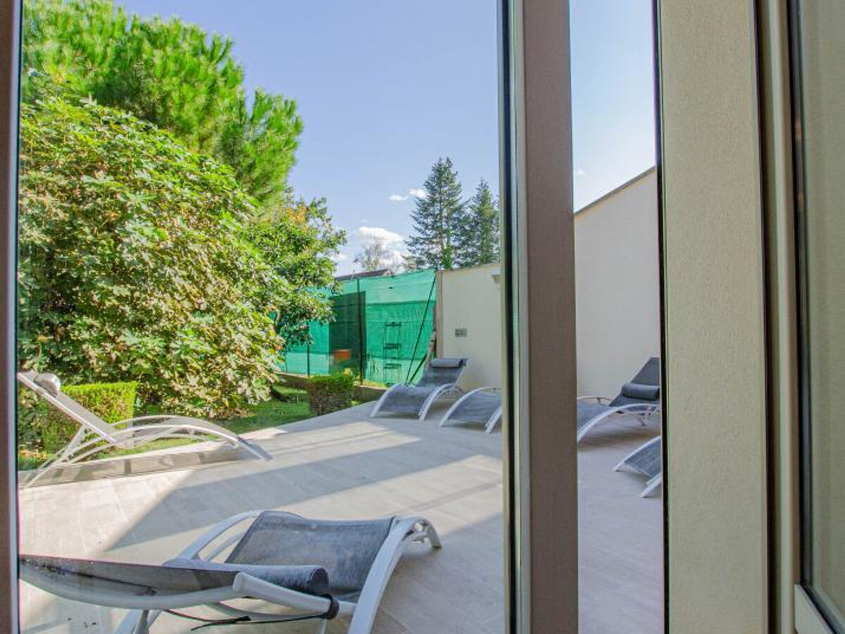 Maison familiale au bord du lac avec piscine, véranda climatisée et jardin fleuri - Photo 11