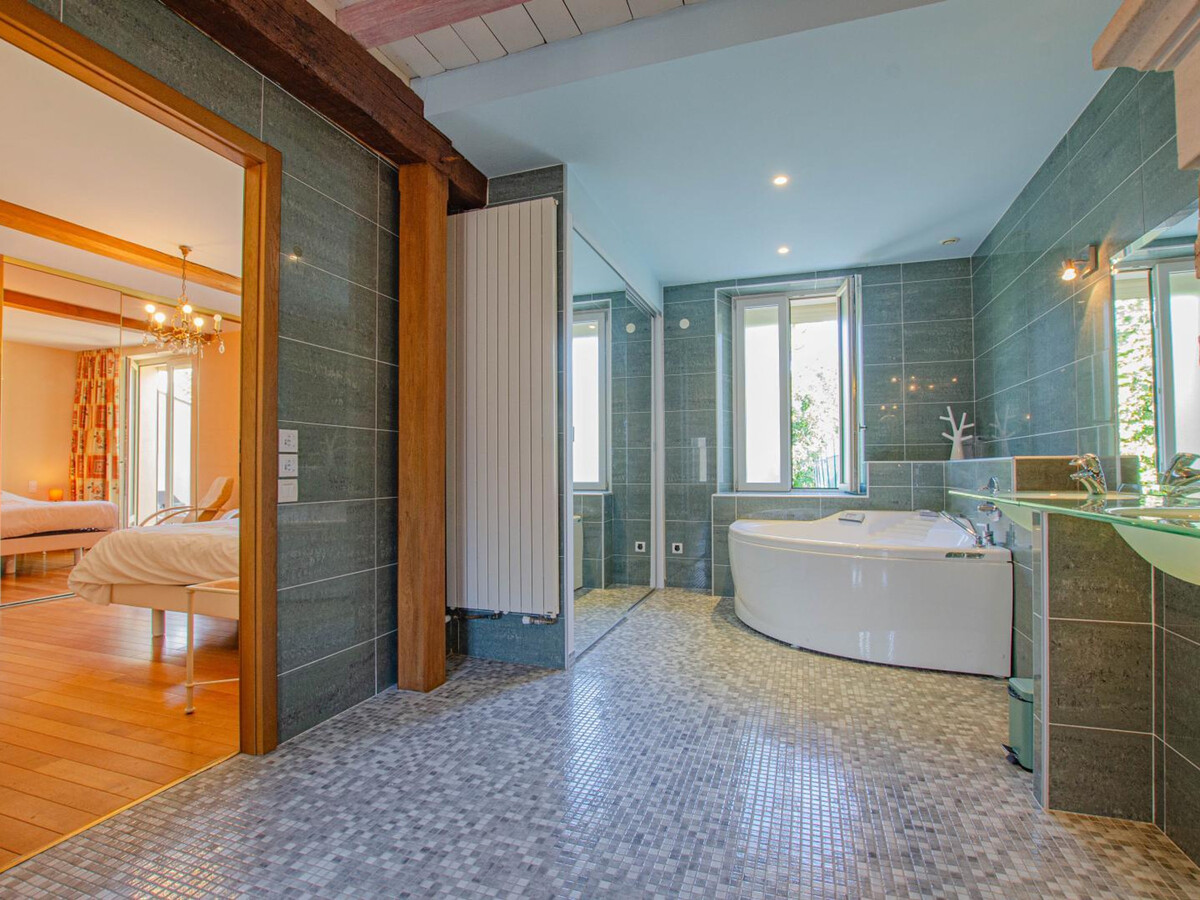 Maison familiale au bord du lac avec piscine, véranda climatisée et jardin fleuri - Photo 12