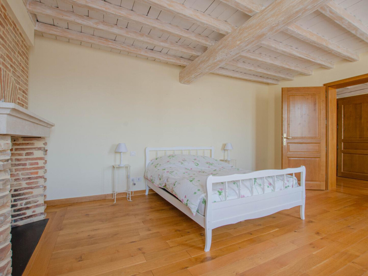 Maison familiale au bord du lac avec piscine, véranda climatisée et jardin fleuri - Photo 15